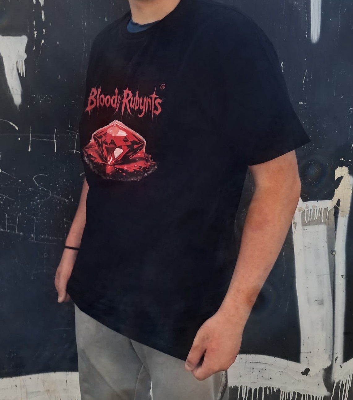 Bloody Rubynts ruby shirt angle view